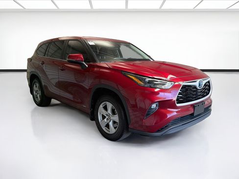 Used 2023 Toyota Highlander LE AWD/4WD image 3