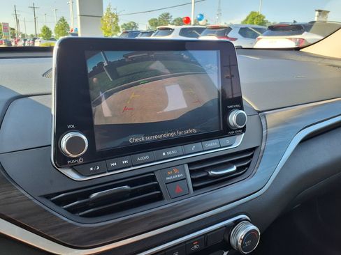 Used 2025 Nissan Altima 2.5 SV FWD image 26