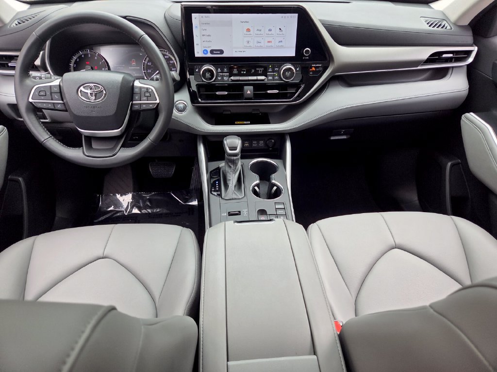 Used 2023 Toyota Highlander XLE FWD image 13