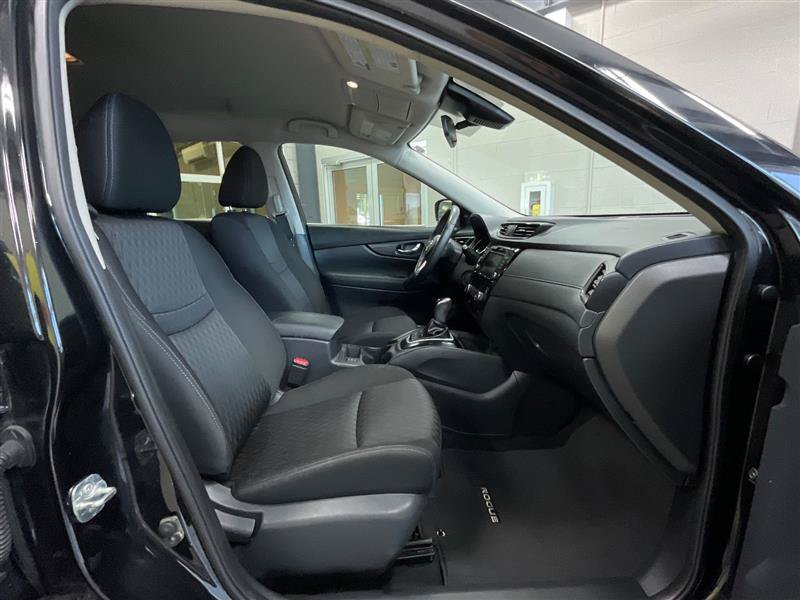 Used 2020 Nissan Rogue SV FWD image 32