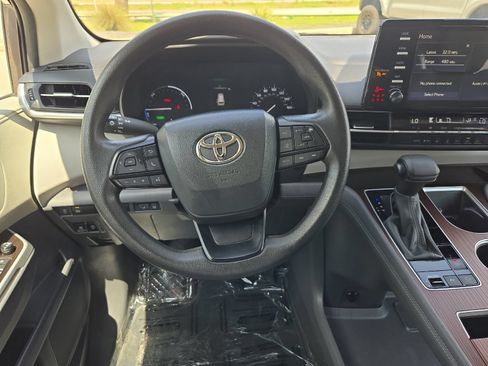 Used 2024 Toyota Sienna LE FWD image 13