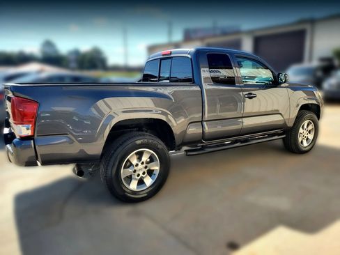 Used 2020 Toyota Tacoma SR w/ SR Convenience Package RWD image 9