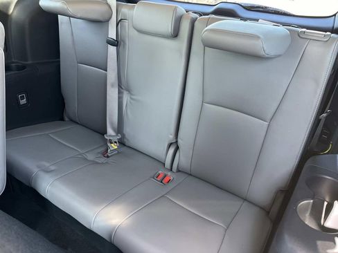 Used 2021 Toyota Highlander Limited FWD image 11