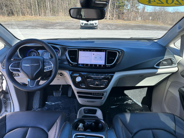Used 2024 Chrysler Pacifica Touring-L FWD image 12