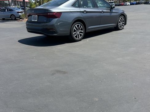 Used 2025 Volkswagen Jetta SE FWD image 6