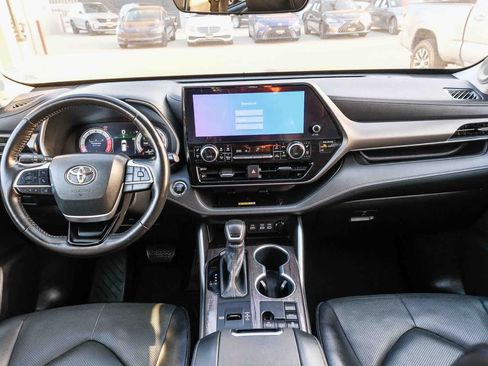 Used 2023 Toyota Highlander Limited FWD image 12