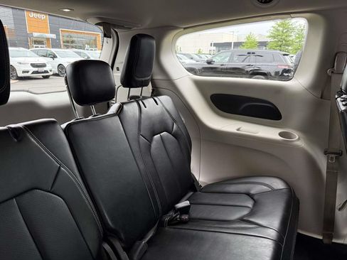 Used 2024 Chrysler Pacifica Touring-L FWD image 16