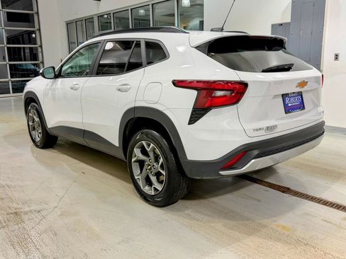 Used 2025 Chevrolet Trax LT w/ LT Convenience Package image 5