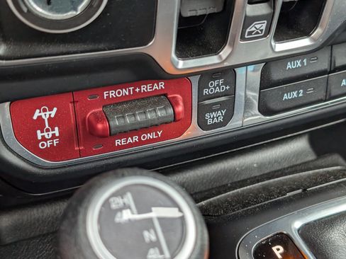 Used 2025 Jeep Wrangler Unlimited Rubicon AWD/4WD image 15