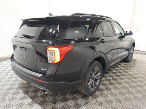 Used 2022 Ford Explorer XLT w/ XLT Sport Appearance Package AWD/4WD image 3