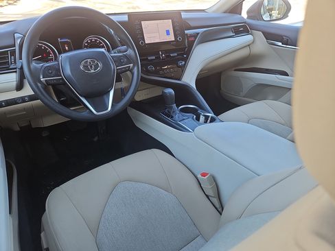 Used 2022 Toyota Camry LE image 3