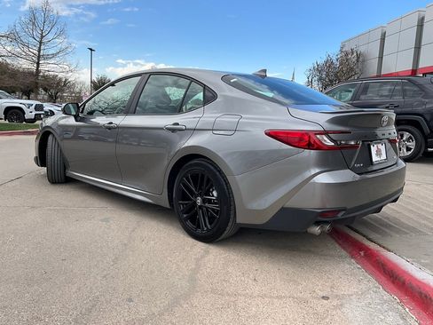 Used 2025 Toyota Camry SE image 8