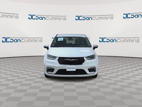 Used 2023 Chrysler Pacifica Touring-L FWD image 3