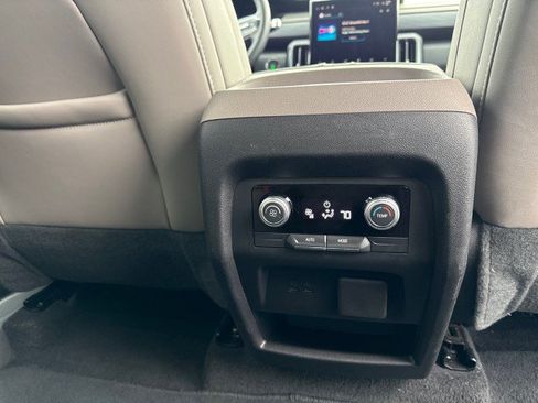 Used 2026 GMC Acadia Elevation w/ Elevation Premium Package FWD image 15