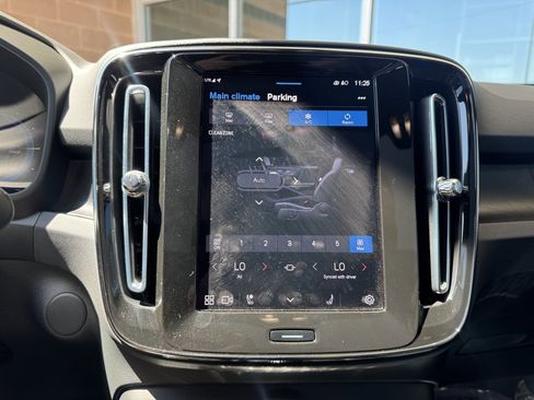 Used 2023 Volvo C40 P8 Recharge Ultimate image 22