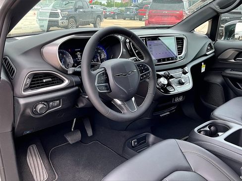 New 2025 Chrysler Voyager LX image 5