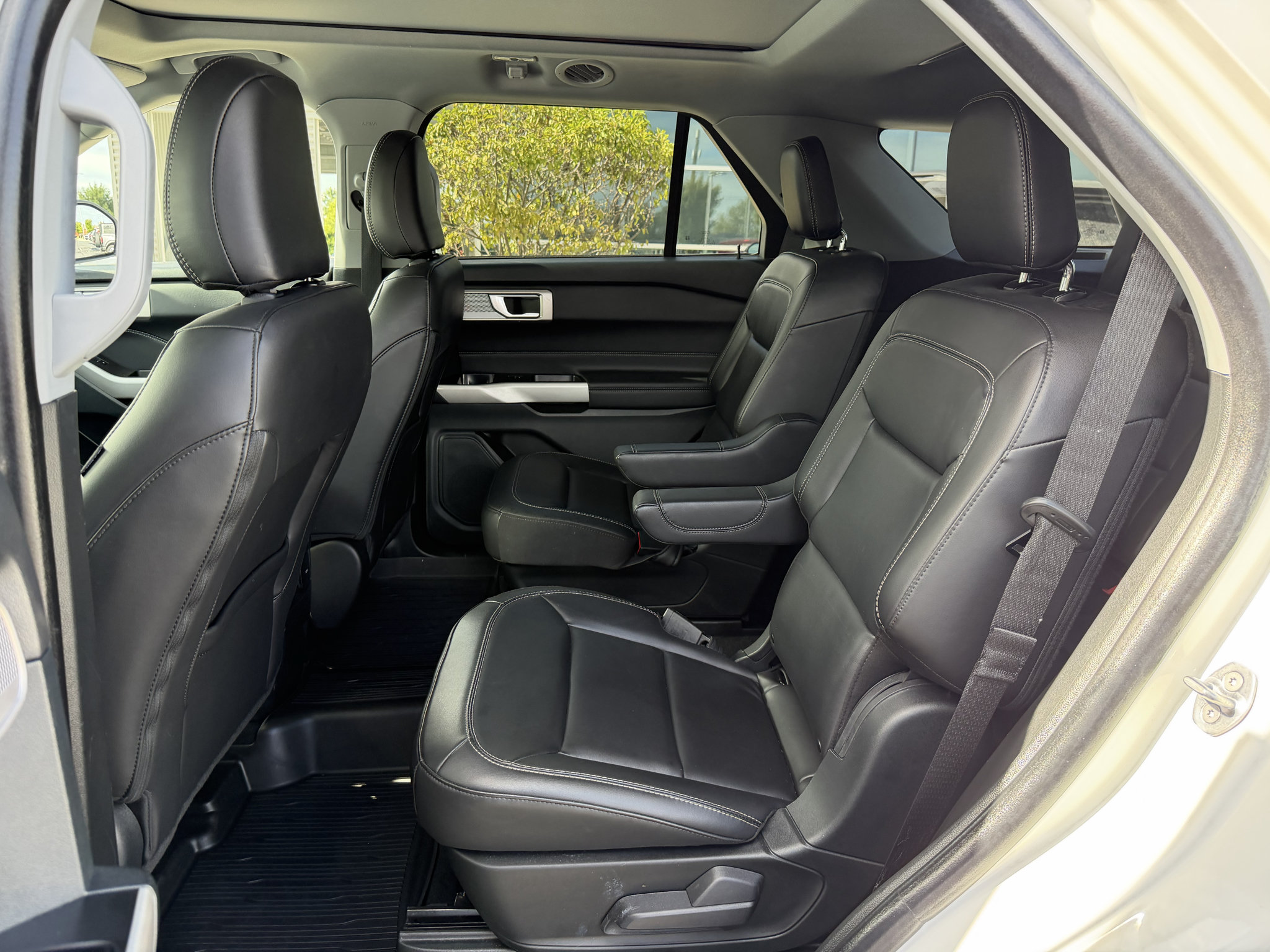 Used 2024 Ford Explorer XLT w/ Equipment Group 202A AWD/4WD image 21