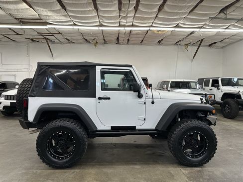 Used 2015 Jeep Wrangler Rubicon w/ Power Convenience Group AWD/4WD image 2