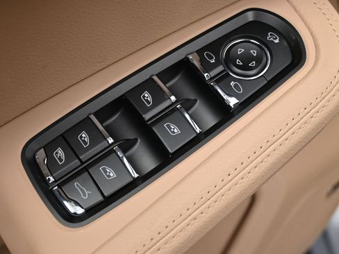 Certified 2026 Porsche Macan AWD/4WD image 19