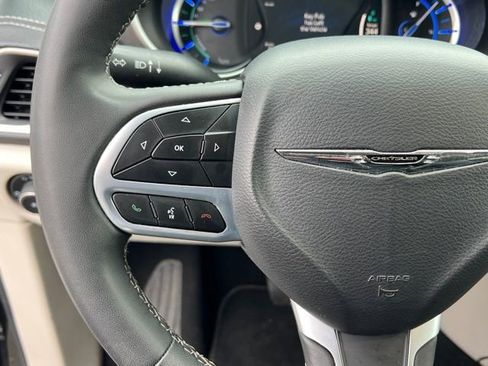 Used 2023 Chrysler Pacifica Touring-L image 22