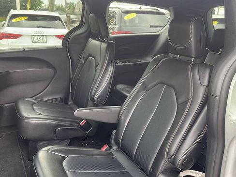 Used 2025 Chrysler Pacifica Select FWD image 7