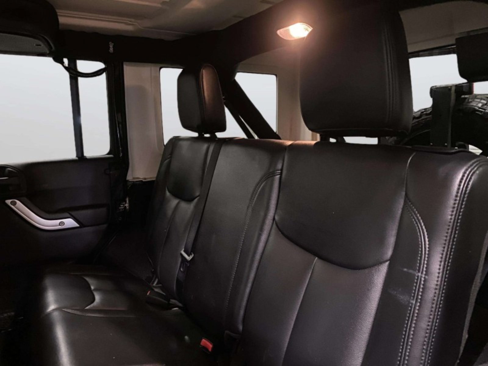 Used 2016 Jeep Wrangler Unlimited Rubicon w/ Connectivity Group AWD/4WD image 27