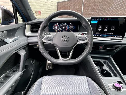 Certified 2025 Volkswagen Tiguan SE R-Line AWD/4WD image 4