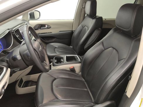 Used 2023 Chrysler Pacifica Touring-L FWD image 17