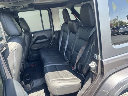 Used 2018 Jeep Wrangler Unlimited Sahara AWD/4WD image 22