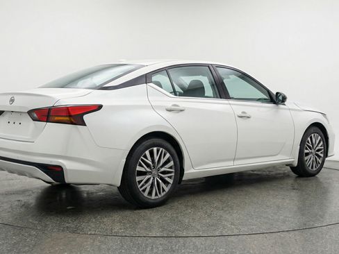 Used 2025 Nissan Altima 2.5 SV image 9