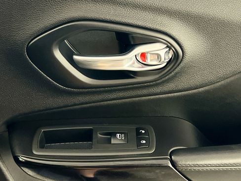 Used 2020 Jeep Cherokee Latitude Plus image 32