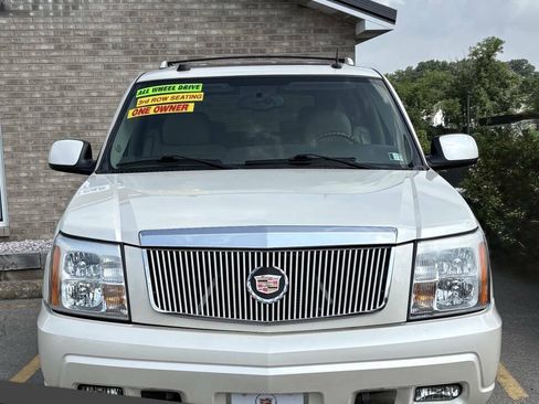 Used 2004 Cadillac Escalade AWD image 1