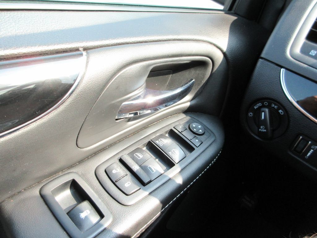 Used 2018 Dodge Grand Caravan SE FWD image 25