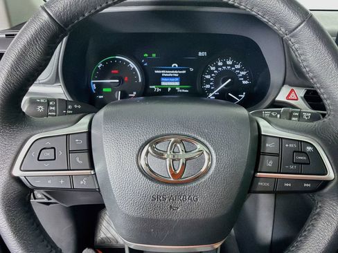 Used 2025 Toyota Sienna XLE FWD image 16