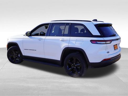 Certified 2023 Jeep Grand Cherokee Limited w/ Black Appearance Package image 8