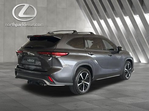 Used 2022 Toyota Highlander XSE FWD image 6
