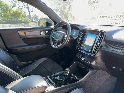 Used 2019 Volvo XC40 T5 R-Design image 10