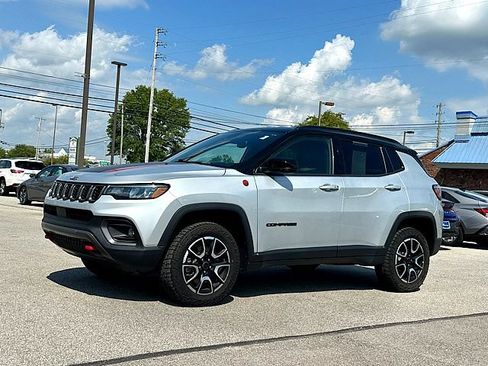 Used 2025 Jeep Compass Trailhawk AWD/4WD image 1