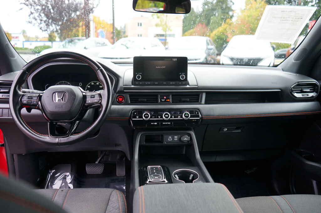 Used 2025 Honda Pilot Sport image 19