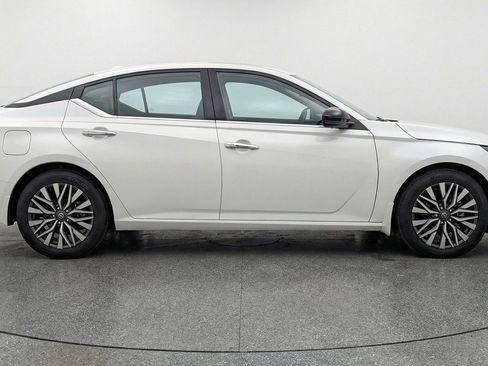 Used 2025 Nissan Altima 2.5 SV image 11