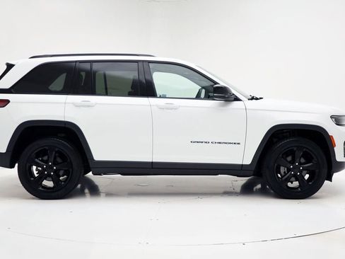 Used 2023 Jeep Grand Cherokee Altitude image 3