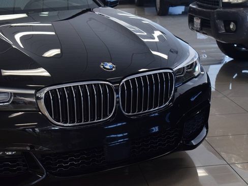 Used 2017 BMW 740i RWD image 9