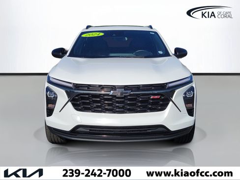 Used 2024 Chevrolet Trax RS w/ Sunroof Package FWD image 2