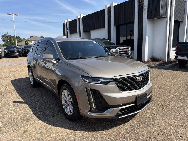 Used 2023 Cadillac XT6 Luxury w/ LPO, Floor Liner Package FWD image 4