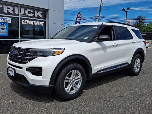 Certified 2024 Ford Explorer XLT AWD/4WD image 1