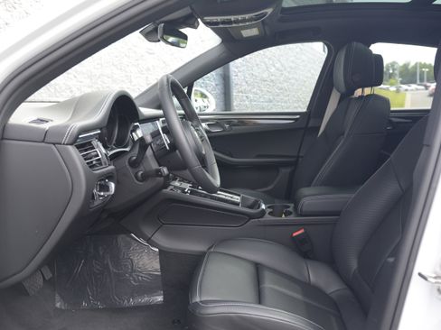 Certified 2026 Porsche Macan AWD/4WD image 15