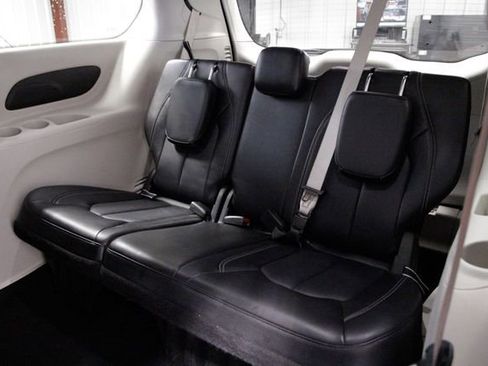 Used 2024 Chrysler Pacifica Touring-L image 18