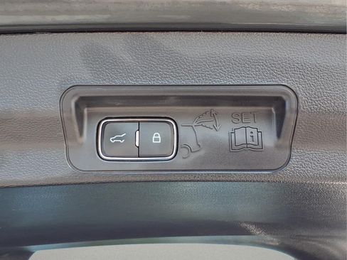 Used 2023 Ford Explorer XLT AWD/4WD image 7