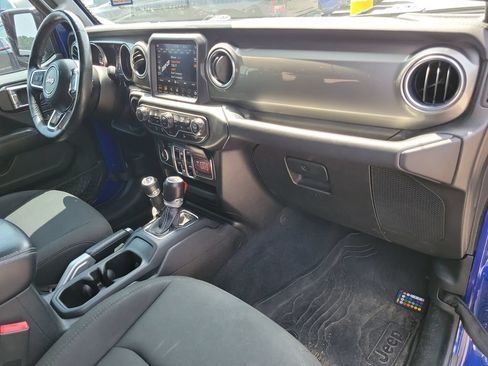 Used 2018 Jeep Wrangler Unlimited Sahara AWD/4WD image 36