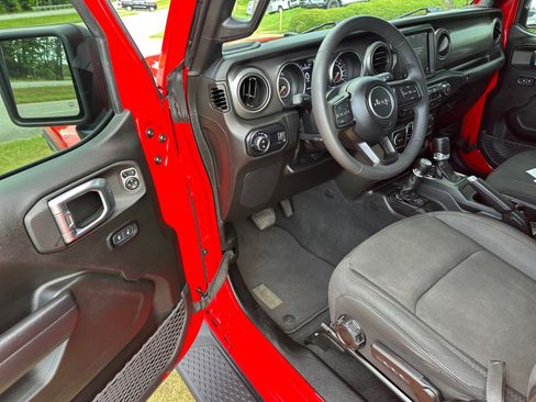 Used 2023 Jeep Gladiator Sport AWD/4WD image 9